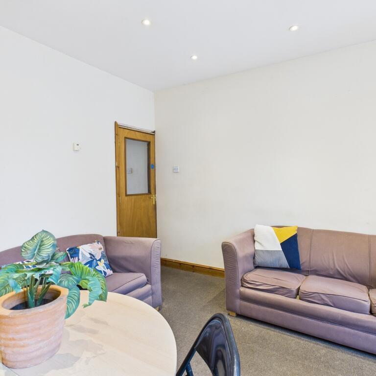 5 bedroom end of terrace house to rent - Photo 1