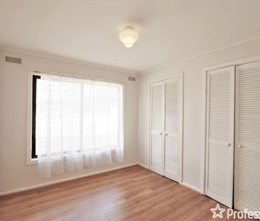 4 bedroom home with 2 living areas - Photo 2