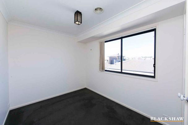 Two storey townhouse 1km to Gungahlin Town Centre - Photo 1