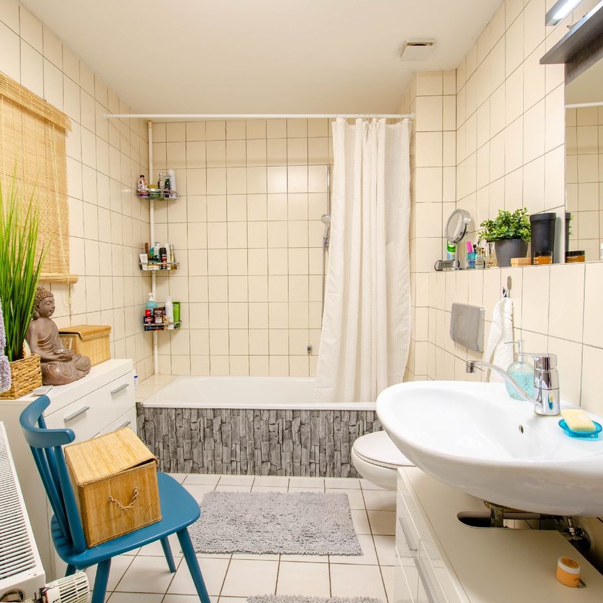 Moderne 2 Zimmer-Wohnung im Dachgeschoss mit Loggia und Stellplatz - Foto 1