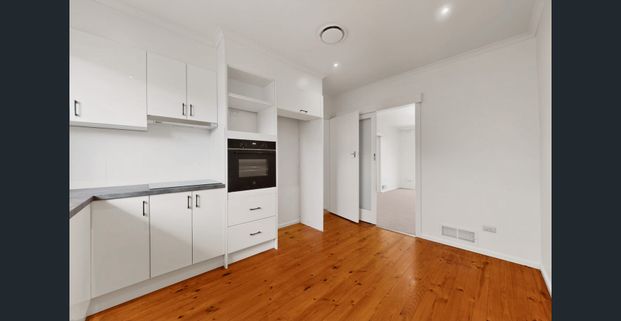 Private Single-Level Villa with Garden and Garage in Premier Location - Photo 1