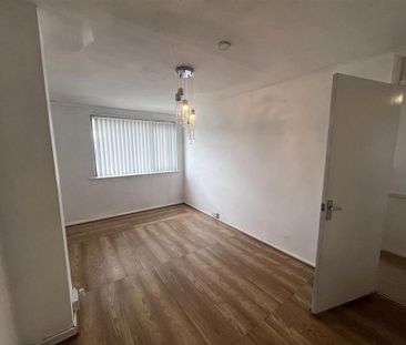 3 bedroom end of terrace house to rent - Photo 3