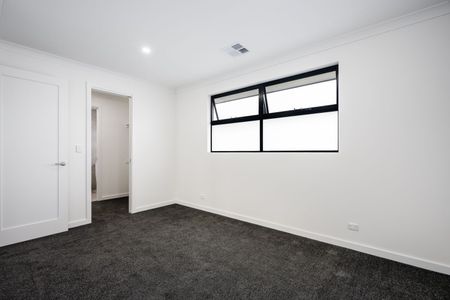 Stunning Executive Home - Midway Between City and Beach! - Photo 2