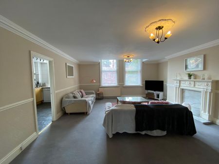 2 Bed Flat, Chatsworth House, LS2 - Photo 2