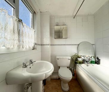 3 Bedroom House - Mid Terrace To Let - Photo 3