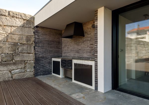 Moradia V5 em Senhora da Hora com jardim e piscina