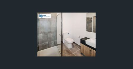 Modern & Spacious Three Bedroom Townhouse! - Photo 3