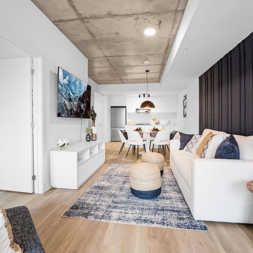 Carlton West - Brand New, High End Rental - Photo 1