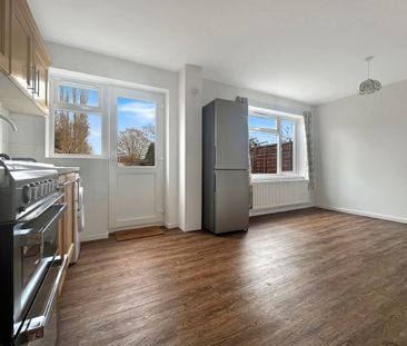 A well presented three bedroom house, set back from the road, locat... - Photo 2