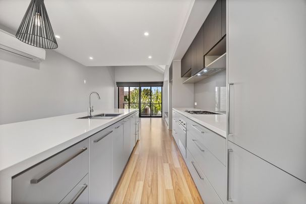 MODERN TOWNHOUSE IN IDEAL LOCATION! - Photo 1