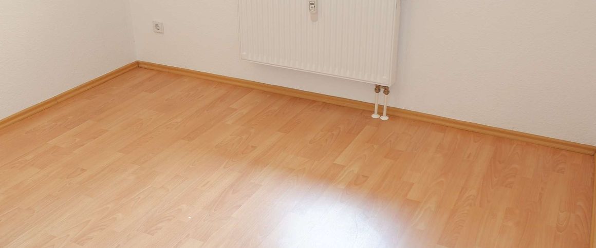 Küche mit Zugang zum Balkon - Laminat - Wanne - frei ab 1.4.25 - Photo 1