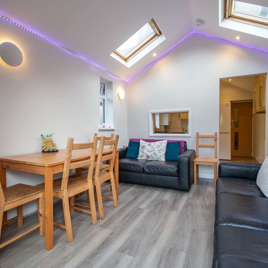 5 bed house in ideal central location - Photo 1