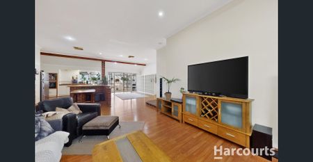 Spacious Family Entertainer with Pool & Multiple Living Areas - Photo 4