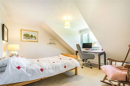 A bright and contemporary 6 bedroom family house in this popular village with well thought of Primary School and within easy access to Winchester and Andover, the A34 and A303 and the mainline railway station in Whitchurch. - Photo 4