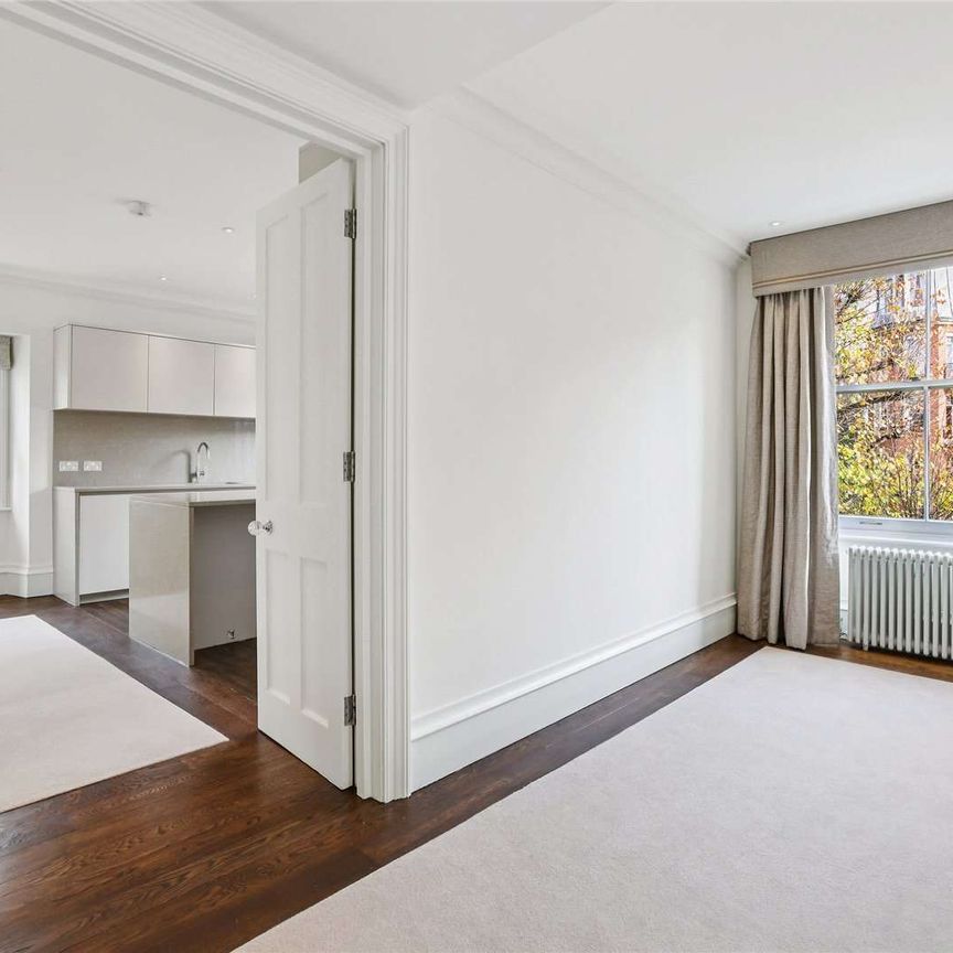 A stunning apartment on the second floor of a period conversion. - Photo 1