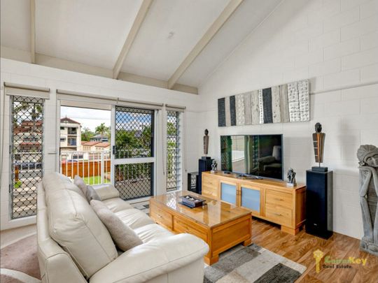 Beautifully Maintained Upstairs Unit In Outstanding Location!! - Photo 1