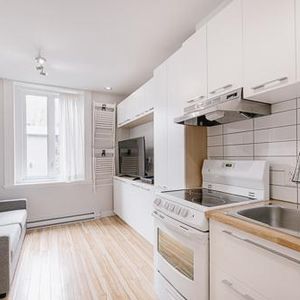 Loft entièrement meublé en plein coeur du quartier St-Jean-Baptiste, dans un immeuble ayant plusieurs inclusions. DISPONIBLE MAINTENANT ou 1ER JUILLET - Photo 2