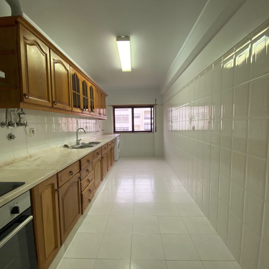 Apartamento T2 sem móveis para arrendamento na zona do Buzano, Parede. - Photo 1