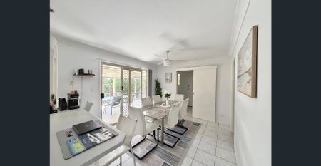 Corner-Site Convenience in the Heart of Burleigh Waters - Photo 3