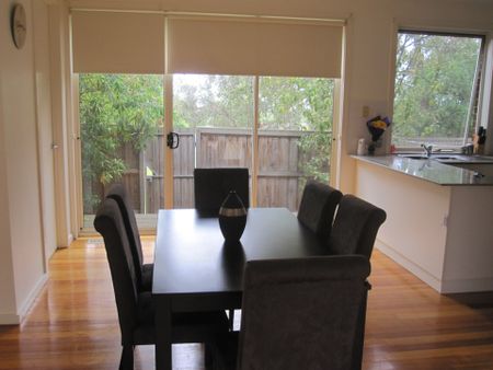 Large Townhouse in well-maintained and quite block - Photo 4