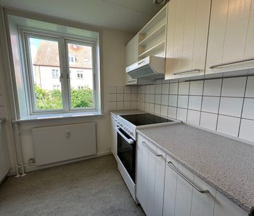 Hyggelig 3-værelses lejlighed i Odense C med have - Photo 3