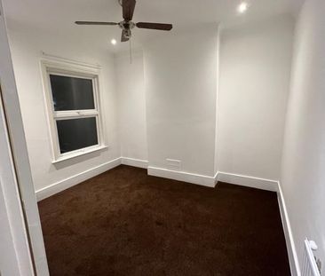 2 Bed Flat, Southbridge Road, CR0 - Photo 3