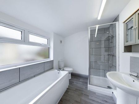 1 bedroom in a house share to rent - Photo 4