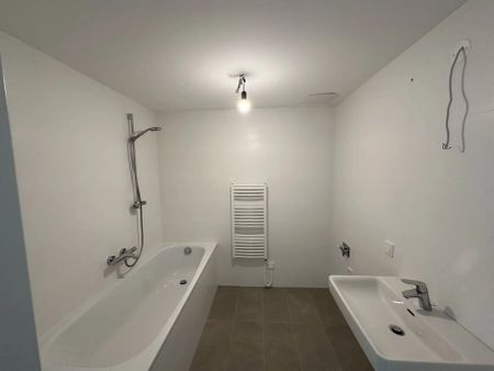 MARINA TOWER - Exklusive 4-Zimmer-Wohnung mit Loggia und sonnigem Balkon - Photo 3