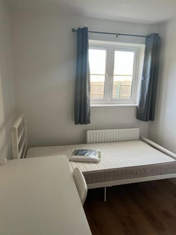 4 bedroom end of terrace house to rent - Photo 3