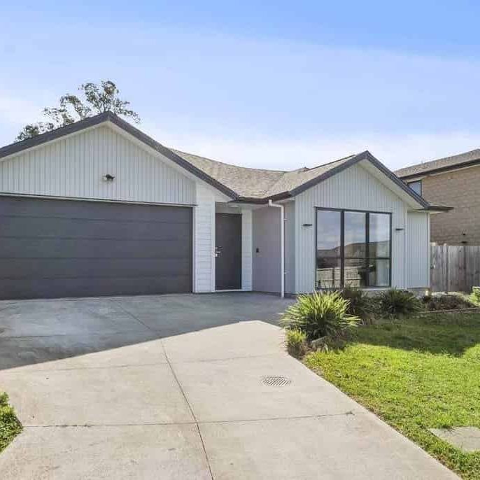 5 Bedroom 3 Bathroom in Red Beach - Photo 1