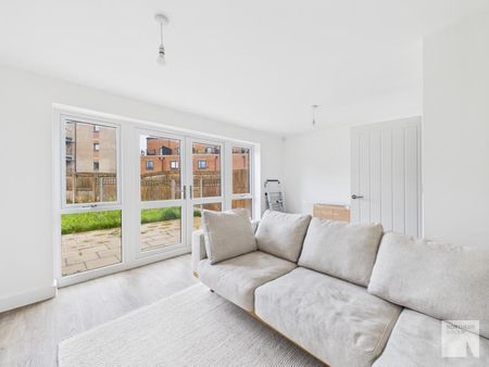 4 bedroom semi-detached house to rent - Photo 3