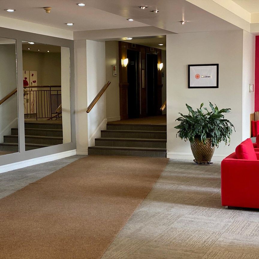 30 Chemin du Bord-du-Lac, Pointe-Claire, QC - Photo 1