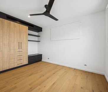 EXECUTIVE LIVING WITH DESIGNER DETAIL - Photo 3