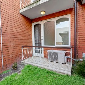 Spacious Malvern Unit with Retro Charm & Convenient Living - Photo 2