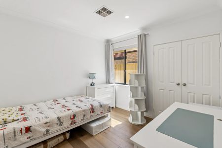 Parkside Family Living with Renovated Kitchen & Bathrooms - Photo 5