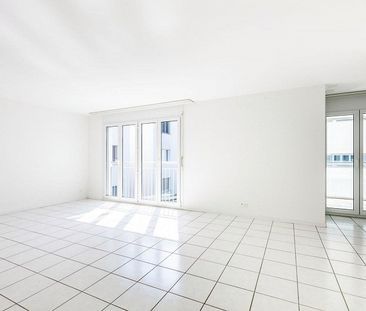 Moderne 3,5-Zimmer-Wohnung mit verglaster Loggia (1 Monat gratis) - Photo 2