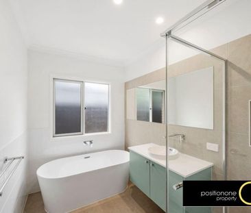 Brand New Family Home with a huge floorplan of 246m2! Only 1.5Km to... - Photo 1