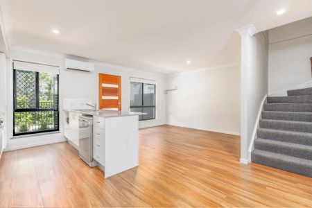 Four Bedroom Townhouse in sort after Mango Hill complex - Photo 3