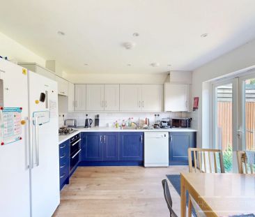 Victoria Mews, Crawley, RH11 - Photo 2