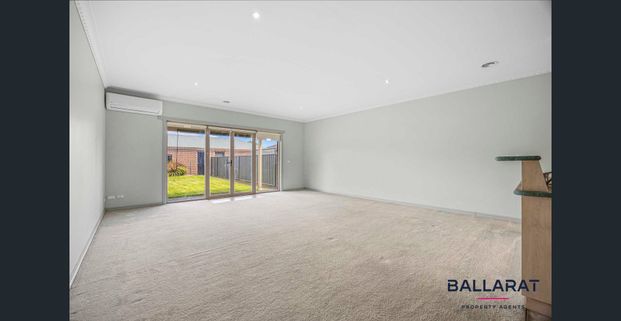 Three Bedroom, Two Bathroom, Double Garage in Central Location - Photo 1