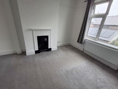 4 bedroom semi-detached house to rent - Photo 5