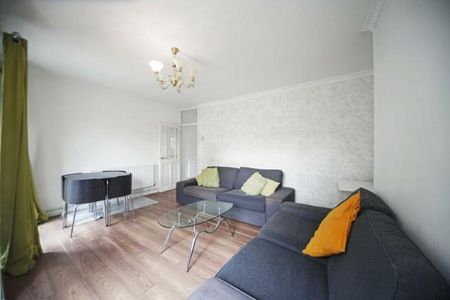3 bedroom flat to rent - Photo 2