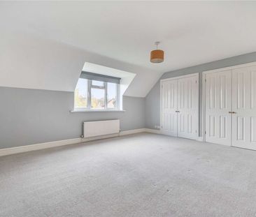 Four-bedroom detached home in Alresford. - Photo 3