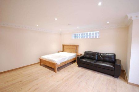 A lower ground floor studio apartment to rent under half a mile from the very heart of Reading's town centre. - Photo 5