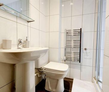 1 bedroom in a flat share to rent - Photo 2