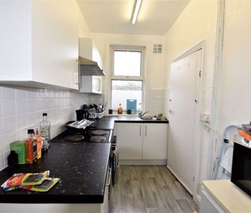 2 bedroom House in Woodlea Mount, Leeds - Photo 2