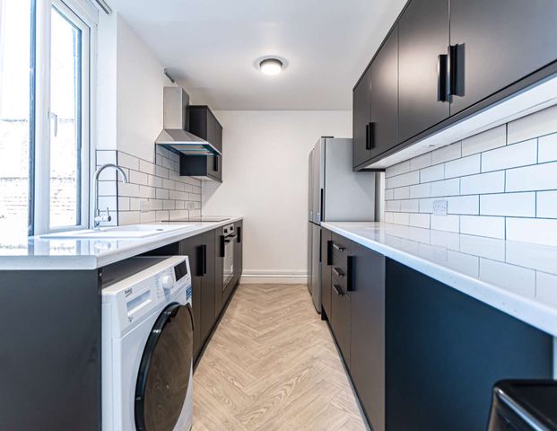 Queens Drive Room 5 - Photo 1