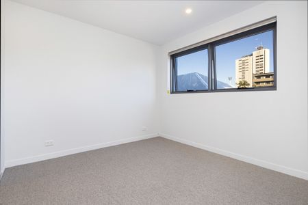 Beautifully Designed Two Bedroom Apartment in the Heart of Kangaroo Point - Photo 2