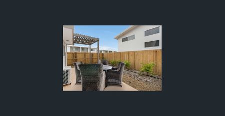 3 Bedroom Townhouse with Brand New Carpets! - Photo 5