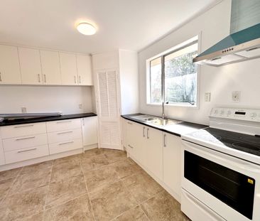 Henderson Freshly Renovated 3 Bedroom Home - Photo 3